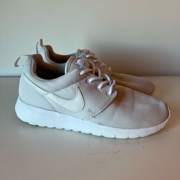 Nike White Sneakers Youth Size 6Y Running Shoes - Picture 1 of 8